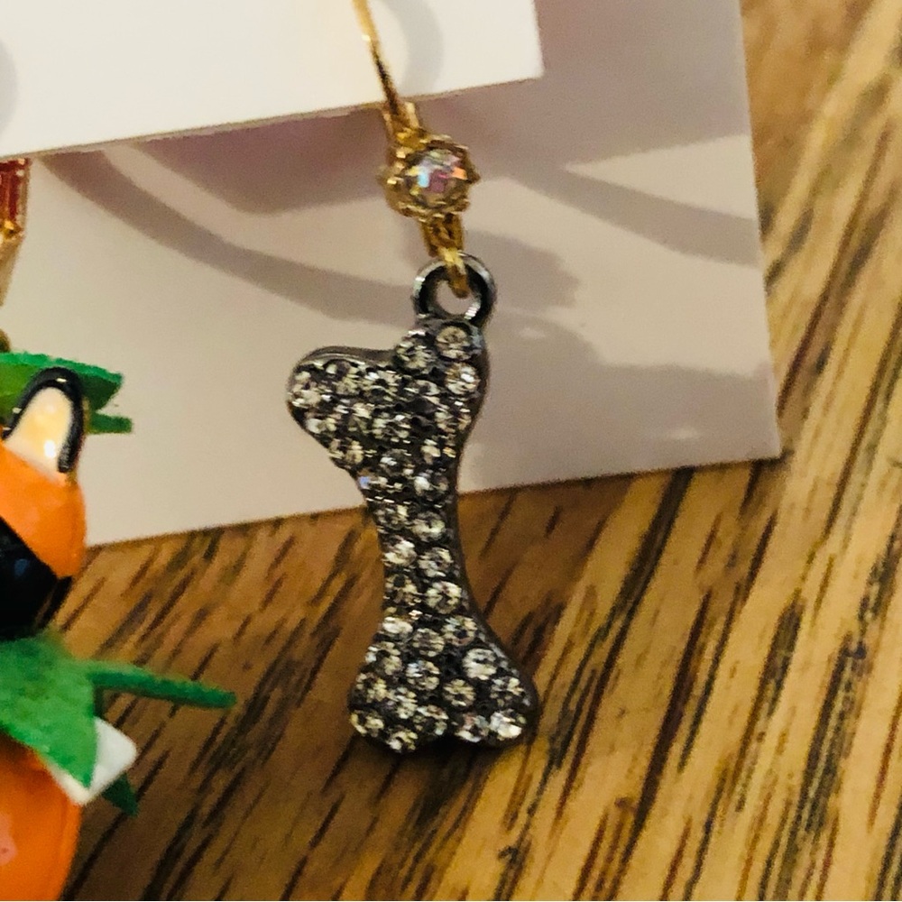 Authentic Betsey Johnson Earrings - Dog In Pumpkin Costume & Rhinestone Bone NWT - Picture 10 of 12